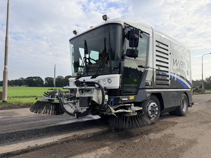 Ravo wegdekreiniger veegt een gefreesde rijbaan