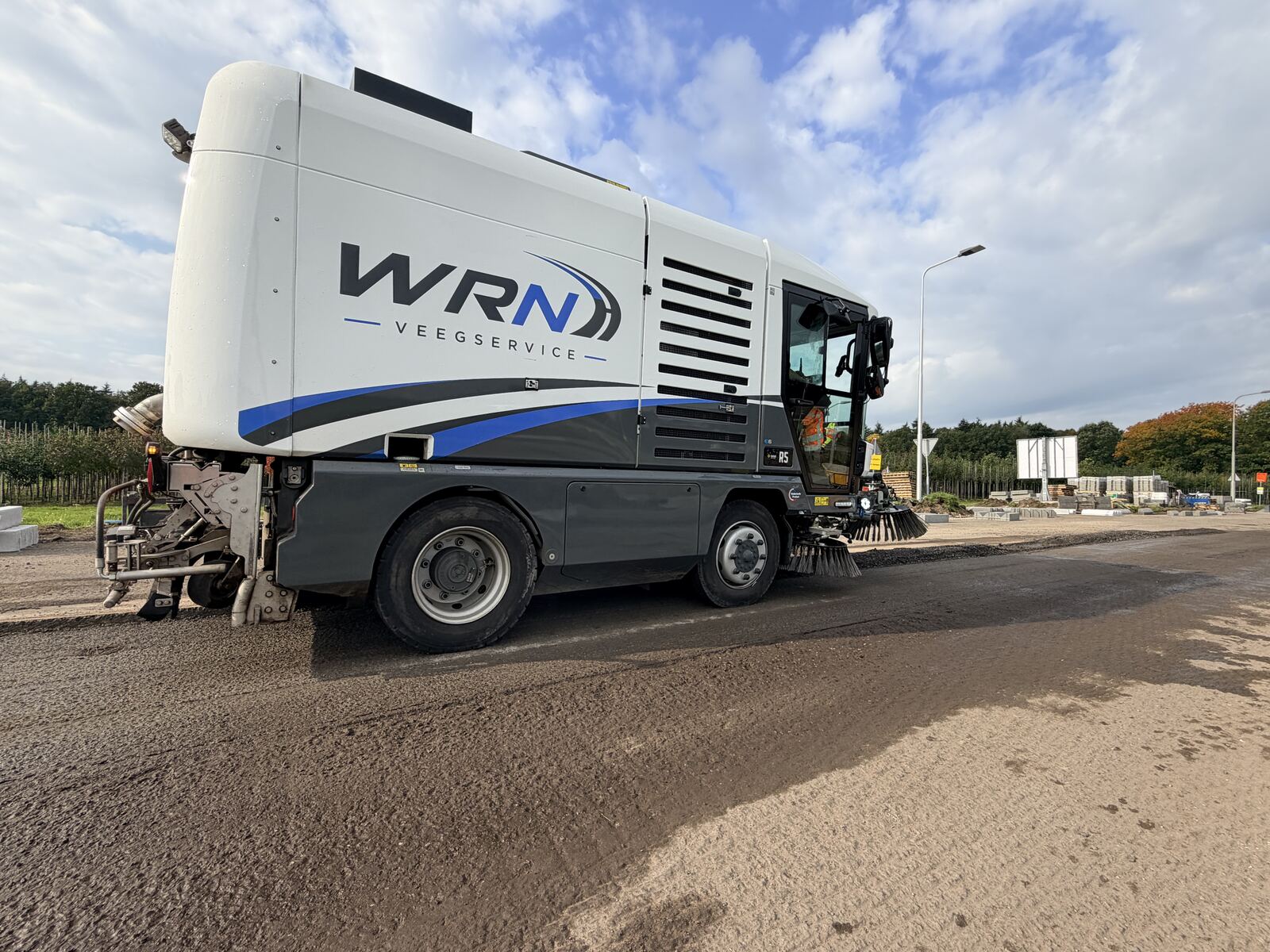 WRN Ravo wegdekreiniger aan het werk op een gefreesd wegdek