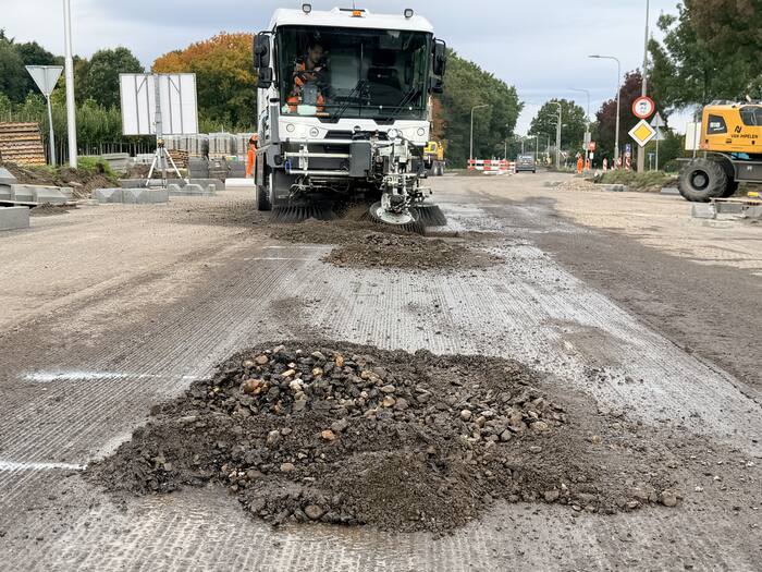 Bijeengeveegd freesmateriaal op de rijbaan